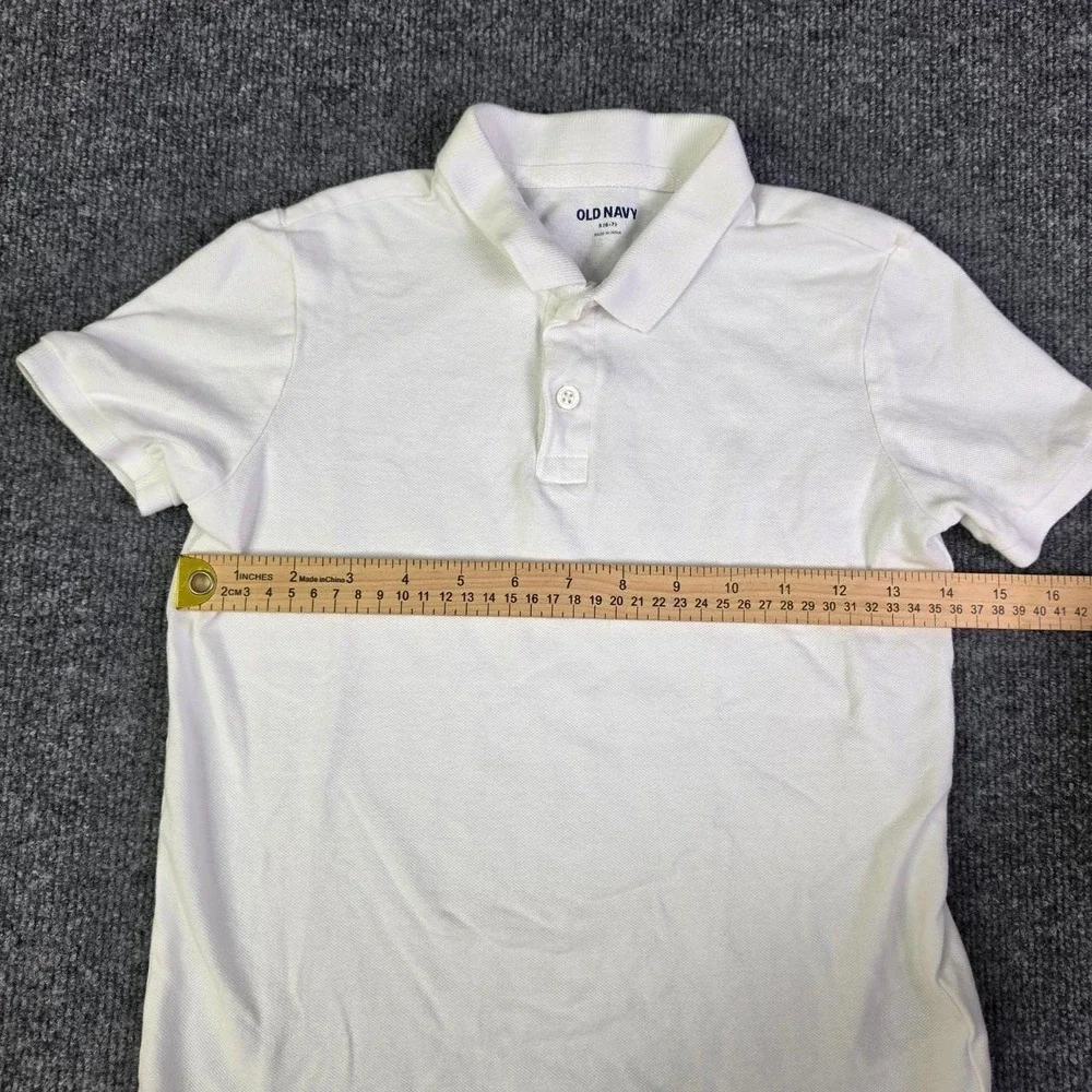 Kids Old Navy white polo shirt in size S (6-7)